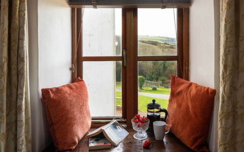 Coulscott Farmhouse: Diseño De Interiores, Mueble, Habitación, Cortina, Tratamiento De La Ventana, La Luz Del Día, Almohada, Amortiguar, Cubiertas De Ventanas, Arrojar La Almohada