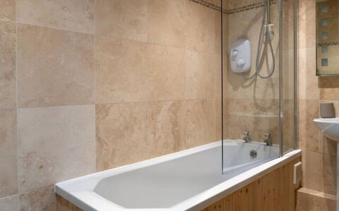 Coulscott Farmhouse: Baño, Bañera, Arreglo De Tubería, Pared, Piso, Suelo, Diseño De Interiores, Plomería, Grifo, Loseta