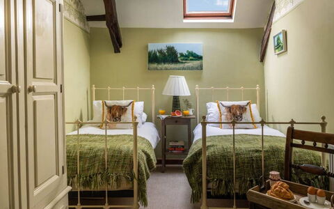 Coulscott Farmhouse: Mueble, Cama, Diseño De Interiores, Habitación, Madera, Lecho, Suelo, Sábana, Piso, Techo