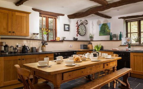 Coulscott House: Mueble, Cocina, Diseño De Interiores, Madera, Piso, Mostrador, Gabinetes, Mesa, Aparato De Cocina, Encendiendo