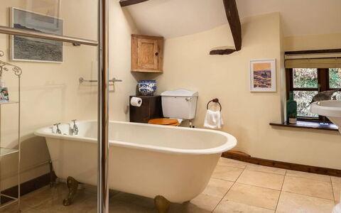 Coulscott Georgian House: Diseño De Interiores, Arreglo De Tubería, Bañera, Piso, Encendiendo, Suelo, Plomería, Techo, Grifo, Baño