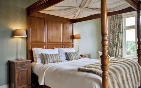 The Lost Manor: Mueble, Cama, Diseño De Interiores, Habitación, Lecho, Madera, Sábana, Piso, Suelo, Techo