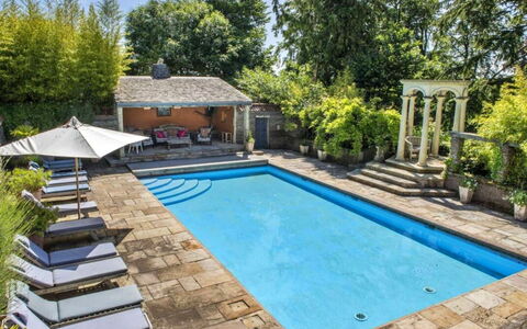 The Lost Manor: Piscina, Azul, Mueble, Mueble Para Exteriores, Ocio, Fuente De Agua, Recurso, Silla, Material Compuesto, Losa