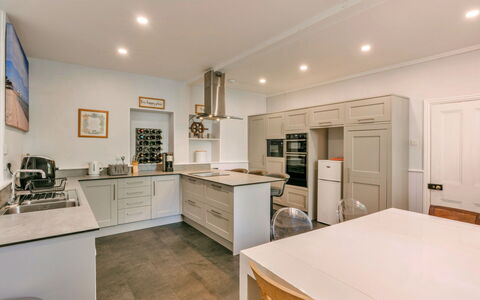 Wallingbrook Lodge: Cocina, Gabinetes, Mostrador, Diseño De Interiores, Aparato De Cocina, Mueble, Piso, Suelo, Madera, Electrodoméstico