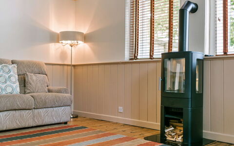 Wallingbrook Lodge: Mueble, Piso, Madera, Diseño De Interiores, Suelo, Encendiendo, Suelos De Madera, Sala, Habitación, Manchas De Madera