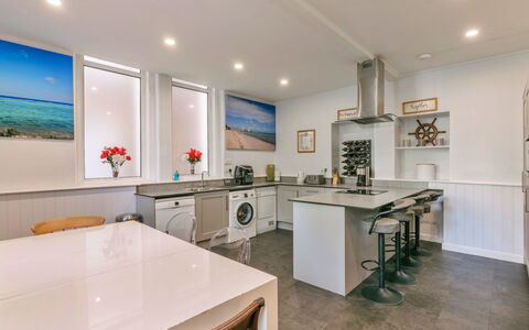 Wallingbrook Lodge: Diseño De Interiores, Piso, Mostrador, Techo, Madera, Suelo, Cocina, Mueble, Gabinetes, Aparato De Cocina