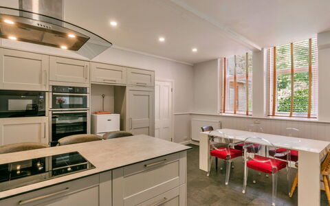 Wallingbrook Lodge: Cocina, Piso, Diseño De Interiores, Madera, Techo, Gabinetes, Suelo, Mostrador, Mueble, Aparato De Cocina