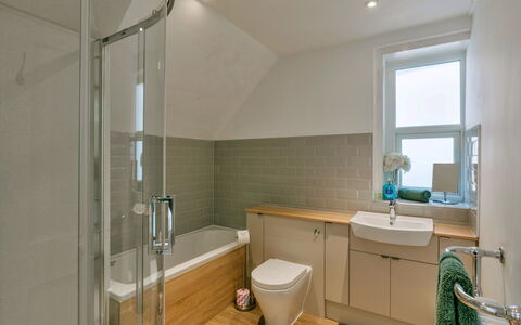 Wallingbrook Lodge: Baño, Piso, Arreglo De Tubería, Diseño De Interiores, Suelo, Pared, Lavabo, Madera, Lavabo Del Baño, Grifo