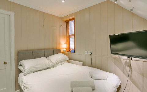 Wallingbrook Lodge: Cama, Diseño De Interiores, Habitación, Madera, Piso, Suelo, Sábana, Lecho, Mueble, Techo