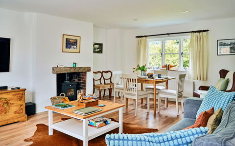 Coachmans Cottage: Mueble, Diseño De Interiores, Piso, Sofá, Suelo, Habitación, Mesa, Madera, Techo, Sala