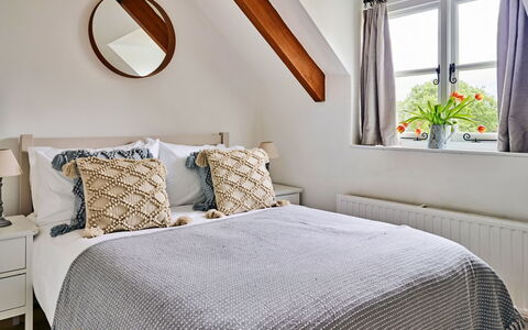 Coachmans Cottage: Cama, Mueble, Diseño De Interiores, Habitación, Lecho, Sábana, Madera, Linos, Piso, Habitación