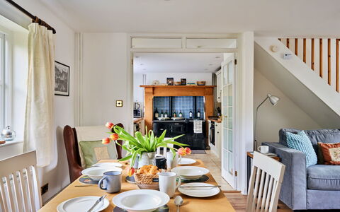 Coachmans Cottage: Mueble, Diseño De Interiores, Silla, Piso, Pared, Mesa, Madera, Cocina Y Comedor Mesa, Techo, Comedor