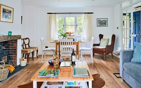 Coachmans Cottage: Mueble, Diseño De Interiores, Piso, Sofá, Mesa, Habitación, Madera, Silla, Suelo, Sala