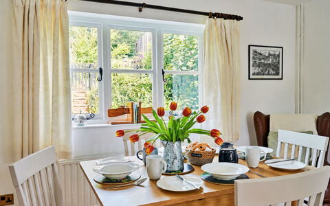 Coachmans Cottage: Mueble, Diseño De Interiores, Comedor, Mesa, Vajilla, Madera, Silla, Cocina Y Comedor Mesa, Textil, Encendiendo