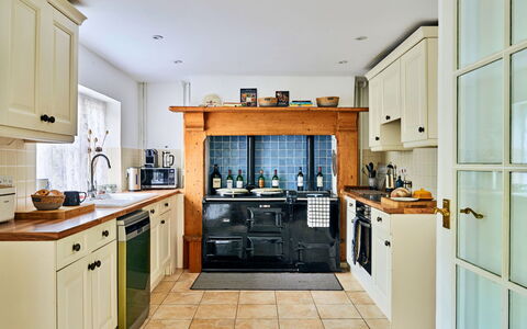 Coachmans Cottage: Cocina, Aparato De Cocina, Gabinetes, Mueble, Mostrador, Diseño De Interiores, Electrodoméstico, Madera, Piso, Estufa De Cocina