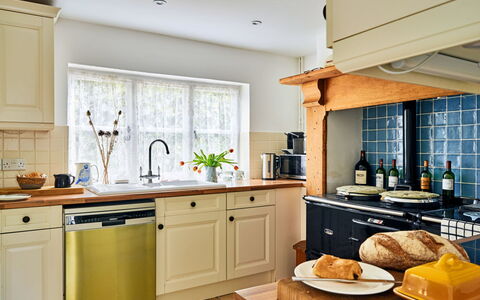 Coachmans Cottage: Cocina, Aparato De Cocina, Mostrador, Gabinetes, Diseño De Interiores, Mueble, Electrodoméstico, Piso, Cajón, Encendiendo