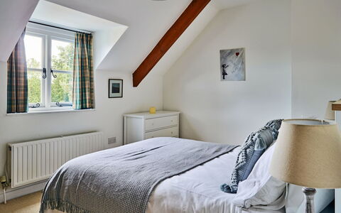 Coachmans Cottage: Cama, Mueble, Diseño De Interiores, Habitación, Lecho, Sábana, Madera, Techo, Casa, Piso