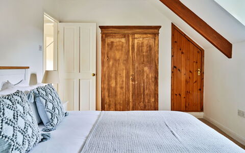 Coachmans Cottage: Habitación, Madera, Cama, Diseño De Interiores, Mueble, Piso, Suelo, Lecho, Techo, Sábana