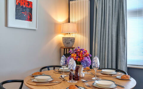 Paw'S Rest: Mueble, Diseño De Interiores, Mesa, Comedor, Textil, Encendiendo, Silla, Cocina Y Comedor Mesa, Cubiertas De Ventanas, Lámpara