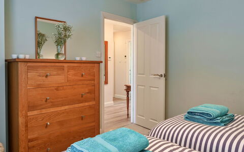 Paw'S Rest: Mueble, Azul, Diseño De Interiores, Habitación, Cama, Madera, Piso, Suelo, Cajón, Habitación