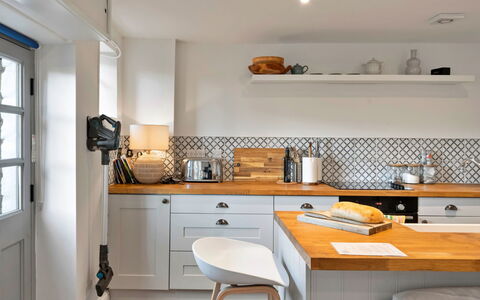 Horseshoe Cottage: Cocina, Mostrador, Aparato De Cocina, Mueble, Gabinetes, Diseño De Interiores, Electrodoméstico, Piso, Electrodoméstico, Estufa De Cocina