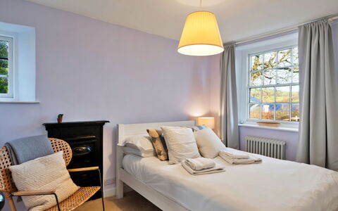 Horseshoe Cottage: Diseño De Interiores, Cama, Habitación, Mueble, Piso, Suelo, Lecho, Techo, Madera, Sábana