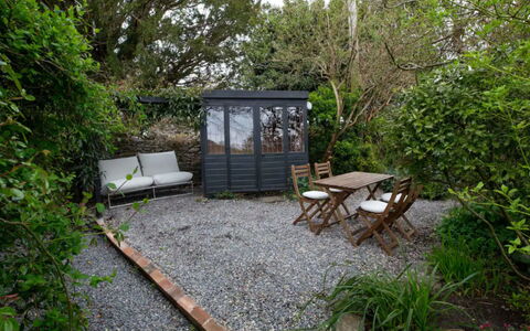 Horseshoe Cottage: Arbusto, Jardín, Planta De La Comunidad, Mueble, Mueble Para Exteriores, Patio Interior, Maceta, Edificios Del Jardín, Mesa Al Aire Libre