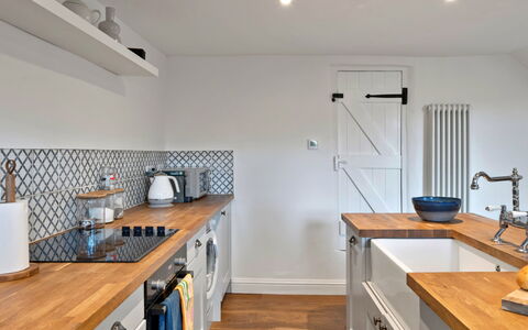 Horseshoe Cottage: Cocina, Mostrador, Aparato De Cocina, Mueble, Piso, Diseño De Interiores, Gabinetes, Madera, Electrodoméstico, Suelo