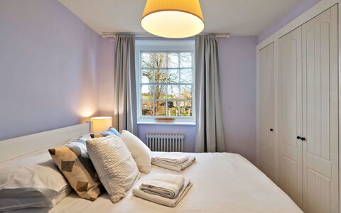 Horseshoe Cottage: Diseño De Interiores, Cama, Habitación, Mueble, Piso, Madera, Techo, Suelo, Sábana, Lecho
