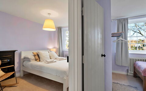 Horseshoe Cottage: Diseño De Interiores, Pared, Habitación, Piso, Suelo, Cama, Mueble, Madera, Techo, Textil