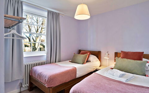 Horseshoe Cottage: Mueble, Cama, Diseño De Interiores, Habitación, Pared, Piso, Suelo, Sábana, Madera, Techo