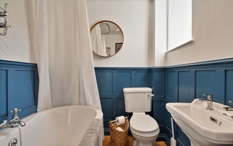 Horseshoe Cottage: Baño, Diseño De Interiores, Arreglo De Tubería, Piso, Suelo, Plomería, Grifo, Loseta, Bañera, Lámpara
