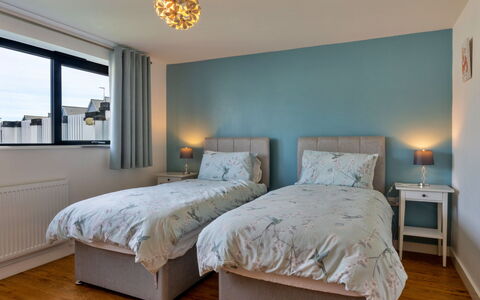 Greenway: Cama, Mueble, Lecho, Habitación, Sábana, Diseño De Interiores, Madera, Linos, Suelo, Piso