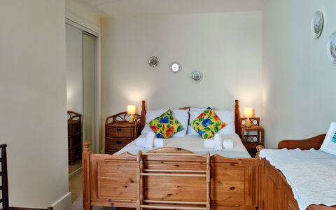 Westward Ho 604: Mueble, Diseño De Interiores, Pared, Piso, Habitación, Suelo, Cama, Madera, Habitación, Techo