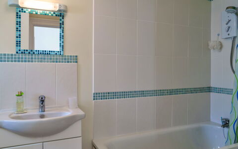 Westward Ho 604: Baño, Azul, Arreglo De Tubería, Diseño De Interiores, Pared, Piso, Suelo, Lavabo, Grifo, Plomería