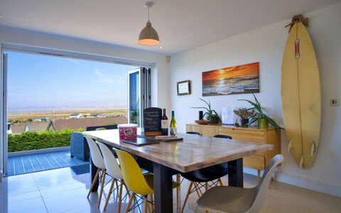 Thorndale: Mueble, Mesa, Diseño De Interiores, Cocina Y Comedor Mesa, Silla, Techo, Comedor, Madera Dura, Mesa De Café, Sala