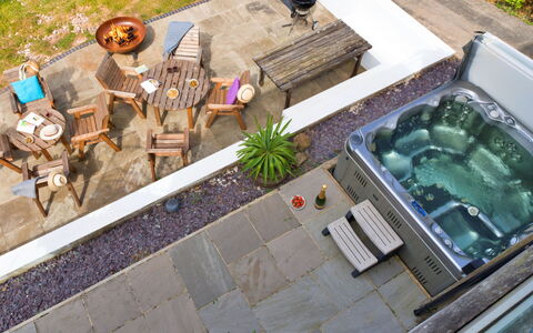 Thorndale: Maceta, Jardín, Mueble Para Exteriores, Patio Interior, Patio, Planta De Casa, Fuente De Agua, Yarda, Paisajismo