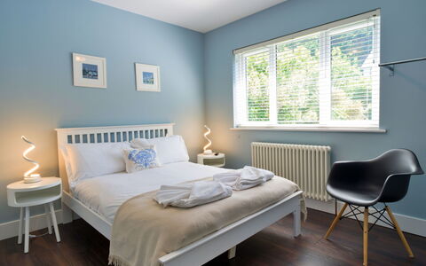 Thorndale: Cama, Habitación, Diseño De Interiores, Mueble, Lecho, Sábana, Piso, Suelo, Madera, Techo