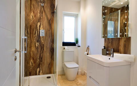 Thorndale: Pared, Arreglo De Tubería, Piso, Diseño De Interiores, Baño, Suelo, Plomería, Bañera, Espejo, Grifo