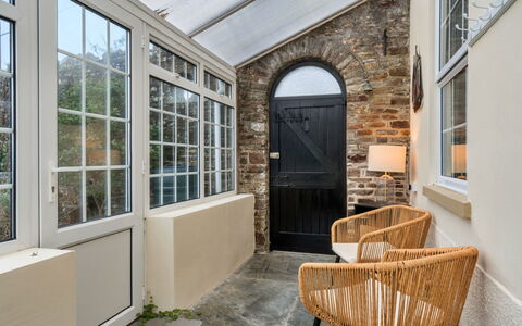 Hillside Rise: Diseño De Interiores, Puerta, Piso, Casa, Suelo, Mueble, Inicio De La Puerta, Planta De Casa, Porche, Maceta