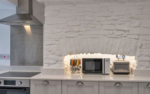 Hillside Rise: Diseño De Interiores, Cocina, Techo, Mostrador, Aparato De Cocina, Gabinetes, Material Natural, Pared De Piedra, Diseño, Electrodoméstico