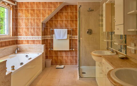 Cliff Lodge: Baño, Diseño De Interiores, Arreglo De Tubería, Piso, Bañera, Pared, Suelo, Lavabo, Grifo, Lavabo Del Baño