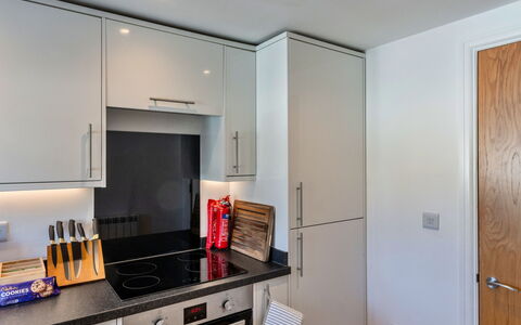 Harbour View: Aparato De Cocina, Cocina, Electrodoméstico, Mostrador, Gabinetes, Diseño De Interiores, Electrodoméstico, Madera, Piso, Estufa De Cocina