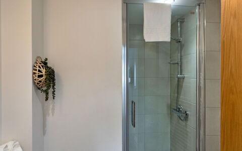 Harbour View: Pared, Baño, Diseño De Interiores, Piso, Arreglo De Tubería, Suelo, Encendiendo, Plomería, Ducha, Vaso