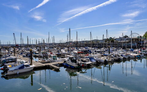 Harbour View: Barco, Azul, Agua, Centro De Deportes Acuáticos, Watercraft, Barcos Y Canotaje - Efectos Y Equipo, Camino Acuático, Puerto, Mástil, Puerto