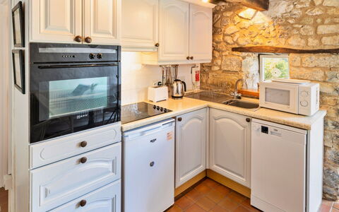 Lea Hill, Woodpecker: Aparato De Cocina, Cocina, Electrodoméstico, Gabinetes, Diseño De Interiores, Mostrador, Mueble, Piso, Habitación, Grifo