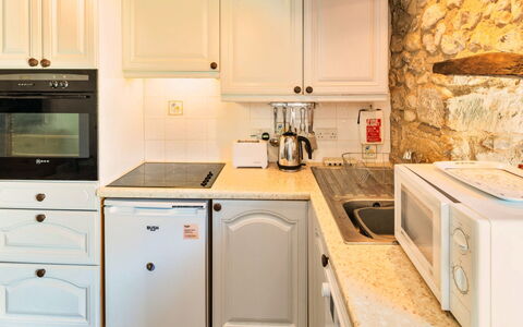 Lea Hill, Woodpecker: Aparato De Cocina, Cocina, Mostrador, Gabinetes, Electrodoméstico, Mueble, Diseño De Interiores, Lavabo, Piso, Electrodoméstico