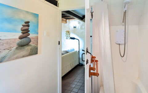 Lea Hill, Woodpecker: Pared, Piso, Diseño De Interiores, Suelo, Techo, Arreglo De Tubería, Habitación, Plomería, Baño, Espejo