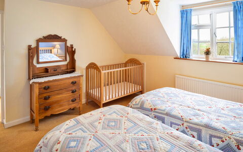 Lea Hill, Nuthatch: Mueble, Diseño De Interiores, Cama, Habitación, Madera, Piso, Lecho, Suelo, Textil, Cajón