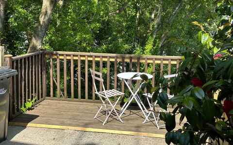 Palm Cott: Madera, Mueble, Mueble Para Exteriores, Porche, Mesa Al Aire Libre, Cerca, Cubierta, Manchas De Madera, Madera Dura, Balaustre